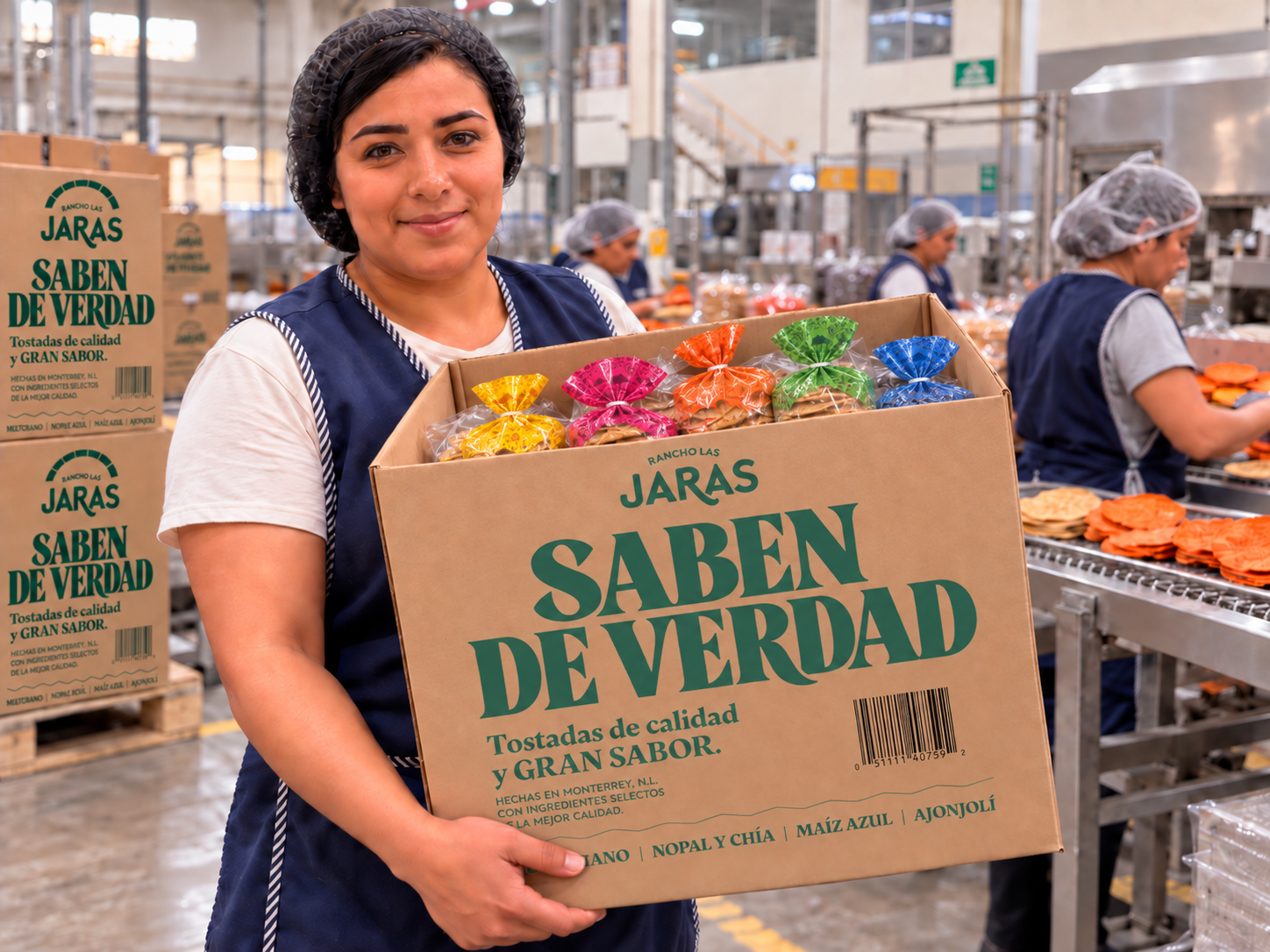 Integrante del equipo de Rancho Las Jaras con una caja de productos