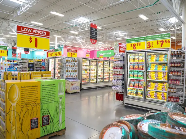 Productos exhibidos en el anaquel de un supermercado