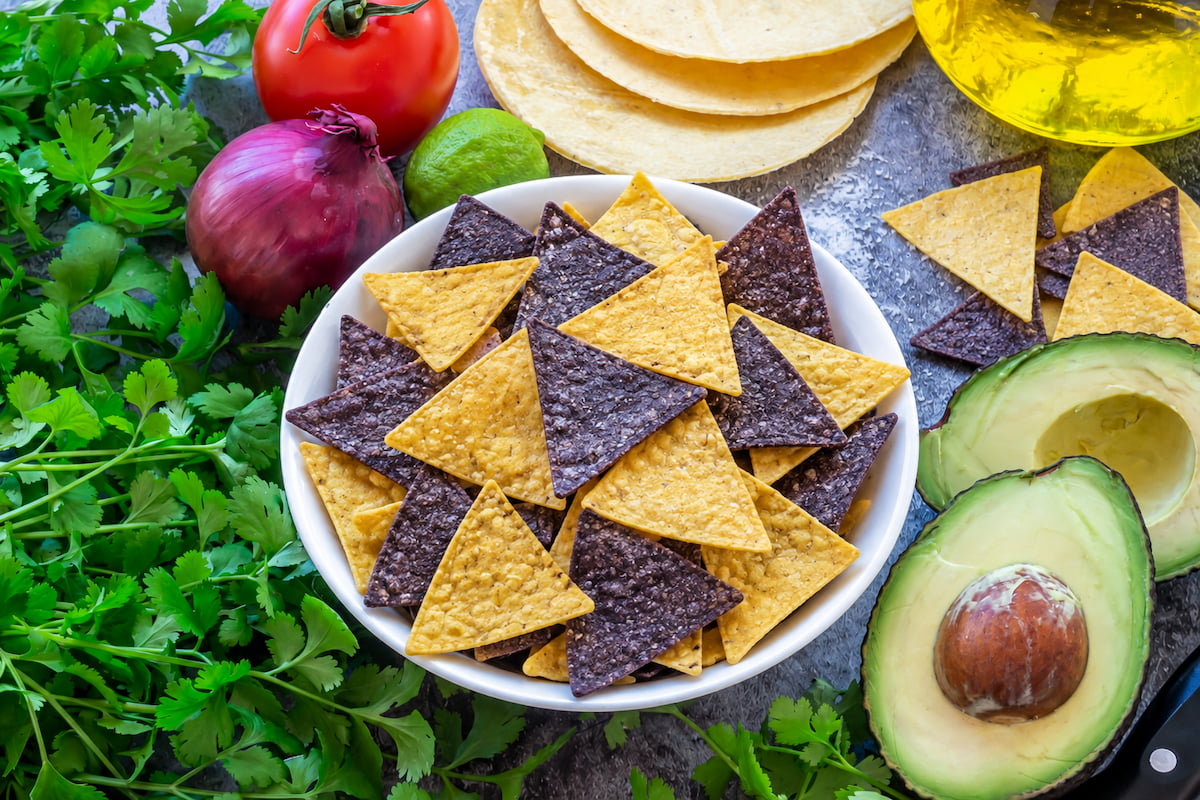 Totopos de maíz servidos con ingredientes frescos